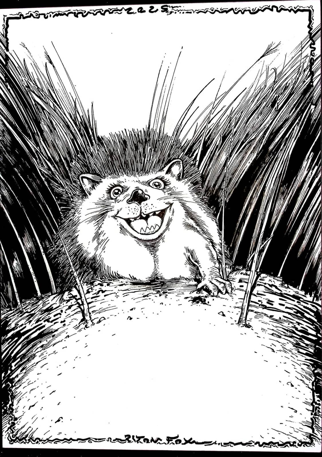 Créature souriante dans les herbes